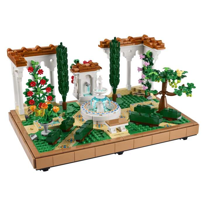 LEGO® ICONS 10359 Vrt s fontanom