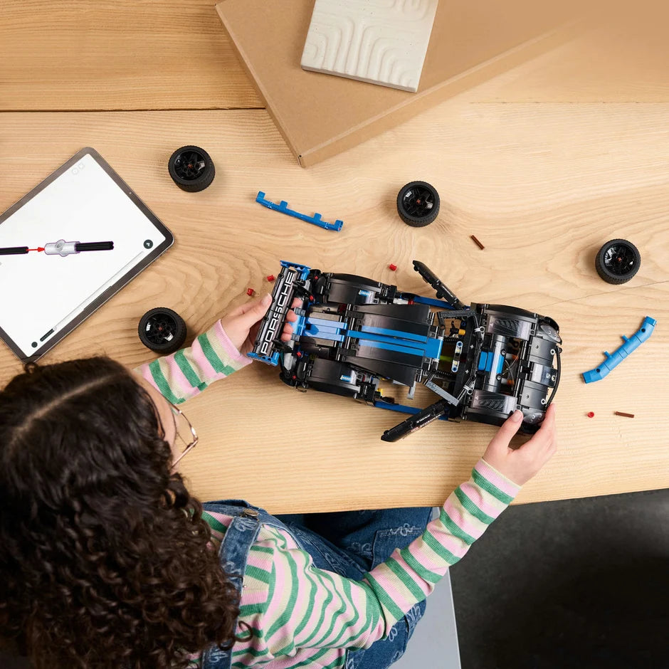 LEGO® TECHNIC™ 42176 Trkaći auto Porsche GT4 e-Performance